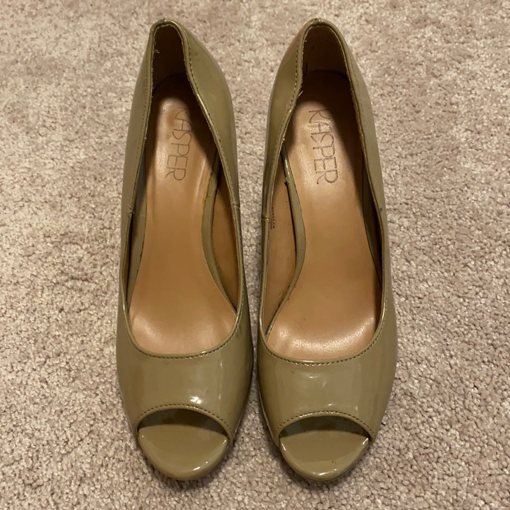 Nude peep toe pumps
